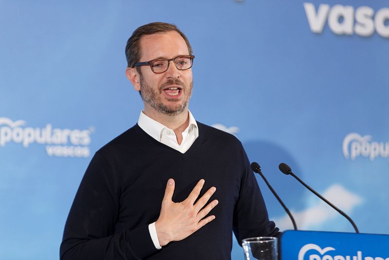 El vicesecretario general del PP, Javier Maroto, interviene durante el acto de cierre de campaña celebrado en Vitoria