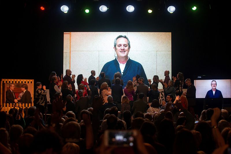 El cabeza de lista al ayuntamiento de Barcelona por JxCat, Joaquim Forn, participa por videoconferencia desde la cárcel de Soto del Real en el mitin final de campaña a las elecciones del 26M