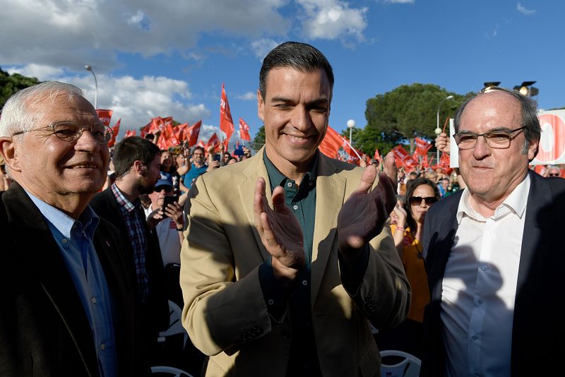 El presidente del Gobierno en funciones, Pedro Sánchez, flanqueado por el candidato del PSOE al Parlamento Europeo Josep Borrell y el candidato a la Comunidad de Madrid, Ángel Gabilondo