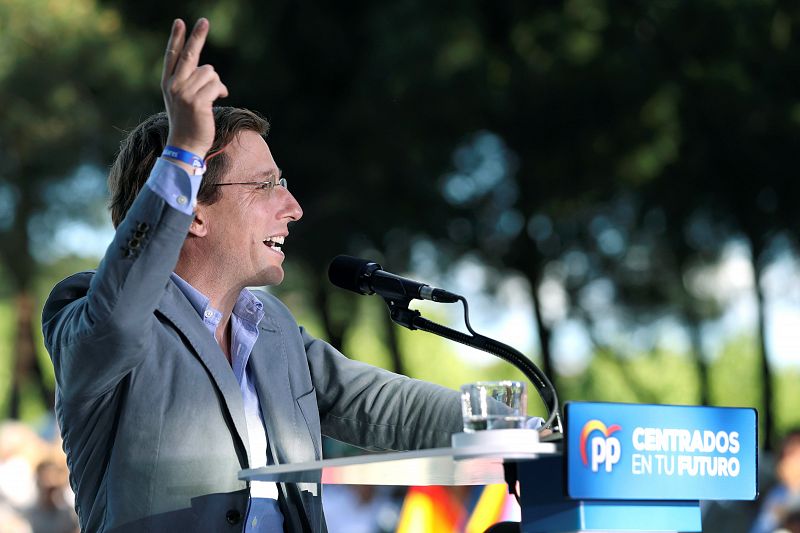 El candidato del PP al Ayuntamiento de Madrid, José Luis Martínez-Almeida, interviene en el acto de cierre de campaña celebrado en Puente del Rey (Madrid)