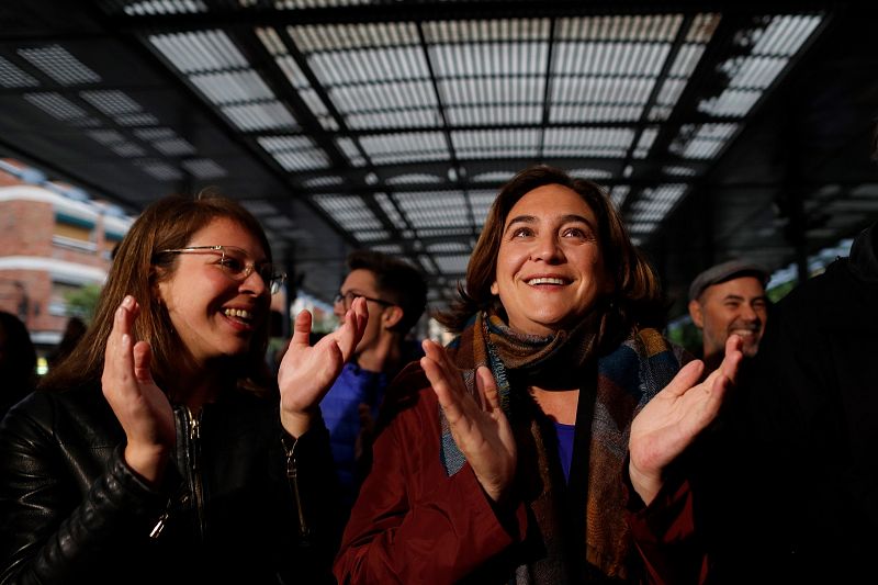 La alcaldesa y candidata de Barcelona en Comú a la reelección, Ada Colau, junto a su teniente de alcalde y número 3 de su lista, Janet Sanz, durante el mitin final de campaña