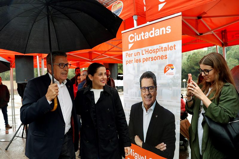 La líder de Cs en Cataluña y portavoz nacional del partido, Inés Arrimadas, y el candidato a la alcaldía de L'Hospitalet, Miguel García, han participado en un acto electoral con vecinos y simpatizantes en L'Hospitalet