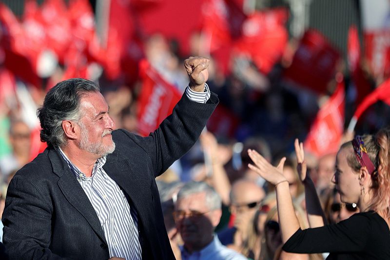 El candidato socialista a la Alcaldía de Madrid, Pepu Hernández, saluda al público durante el acto de cierre de campaña en Madrid