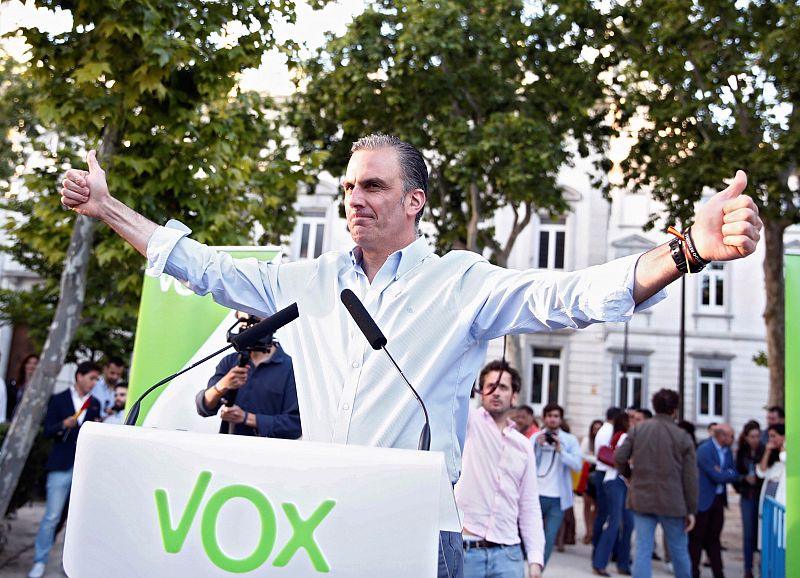 El candidato de Vox a la Alcaldía de Madrid, Javier Ortega Smith, participa en el acto de cierre de campaña que se celebra en la plaza Villa de París