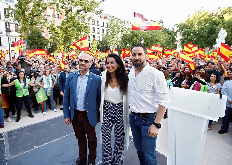 El presidente de Vox, Santiago Abascal, posa con la candidata del partido a la Presidencia de la Comunidad de Madrid, Rocío Monasterio, y el número uno de la lista al Parlamento Europeo, Jorge Buxadé