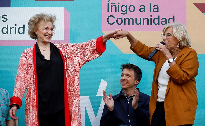 La alcaldesa de Madrid y candidata a la reelección, Manuela Carmena, acompañada por la actriz Marisa Paredes durante el acto de cierre de campaña que la formación celebra en el madrileño barrio de Vallecas