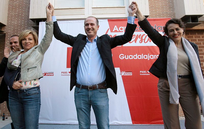 El candidato socialista a la alcaldía de Guadalajara, Alberto Rojo, acompañado por la presidenta de la Delegación Socialista en el Parlamento Europeo, Elena Valenciano (izquierda) y la ministra de Trabajo en funciones, Magdalena Valerio