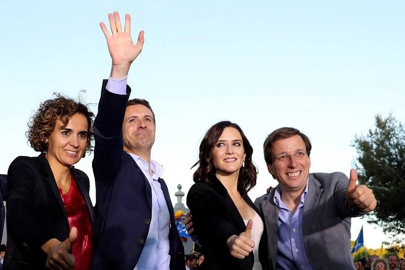 El presidente del PP, Pablo Casado, con las candidatas del PP a las europeas, Dolors Montserrat (izquierda) y a la Comunidad de Madrid, Isabel Díaz Ayuso, y el candidato popular al Ayuntamiento de Madrid, José Luis Martínez-Almeida