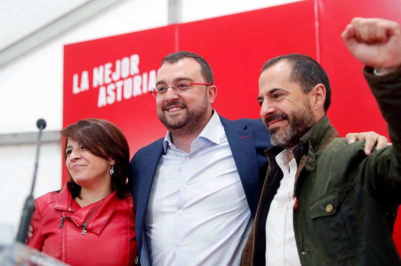 El candidato del PSOE a la Presidencia del Principado, Adrián Barbón (centro), acompañado por la vicesecretaria general del PSOE, Adriana Lastra, y el candidato a la alcaldía de Siero, Ángel Garcia