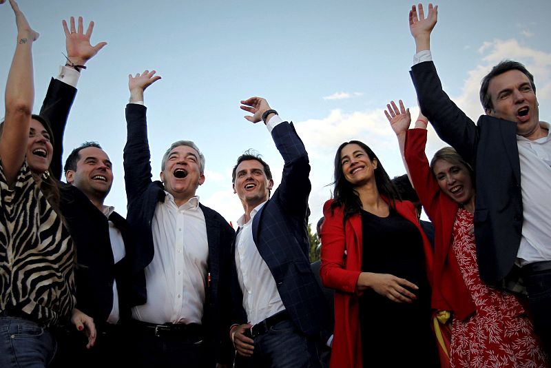 Los distintos candidatos de Ciudadanos acompañados por el presidente de la formación naranja, Alberto Rivera, durante el acto de cierre de campaña que han celebrado en el parque Alfredo Kraus en Madrid