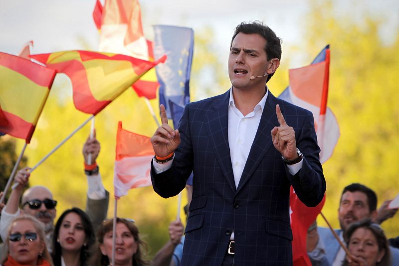 El presidente de la formación naranja, Albert Rivera, durante el acto de cierre de campaña que han celebrado en el parque Alfredo Kraus en Madrid