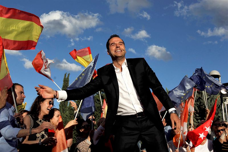 El candidato de Ciudadanos a la Comunidad de Madrid, Ignacio Aguado, durante el acto de cierre de campaña que la formación naranja ha celebrado en el parque Alfredo Kraus en Madrid