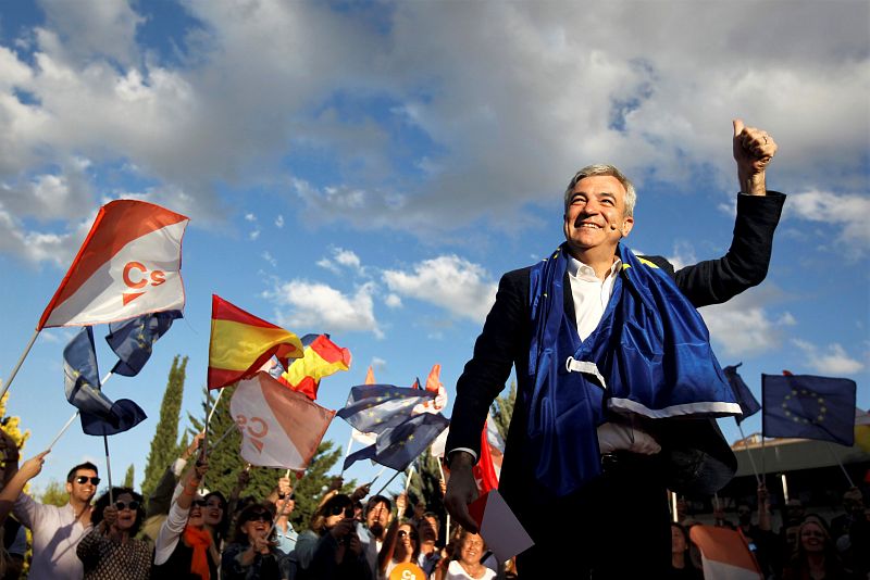 El candidato de Ciudadanos al Parlamento Europeo, Luis Garicano, durante el acto de cierre de campaña que la formación naranja ha celebrado en el parque Alfredo Kraus en Madrid