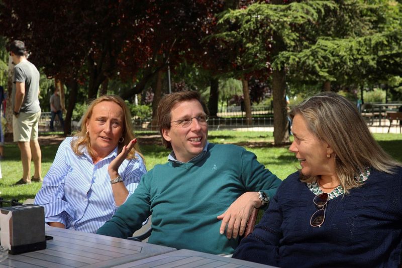 Almeida está pasando un día tranquilo en el que ha salido a tomar el aperitivo y comerá con familiares y amigos