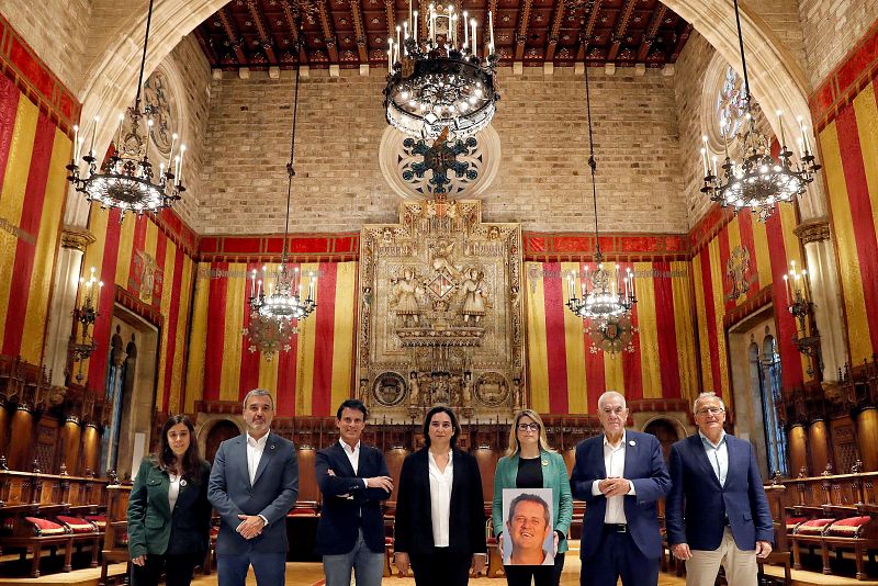 (De izquierda a derecha) Los candidatos a la alcaldía de Barcelona, Anna Saliente (CUP), Jaume Collboni (PSC), Manel Valls (Barcelona del Canvi-C's), Ada Colau (Barcelona en Comú), Elsa Artado (JxCat), Ernest Maagall (ERC) y Josep Bou (PPC)