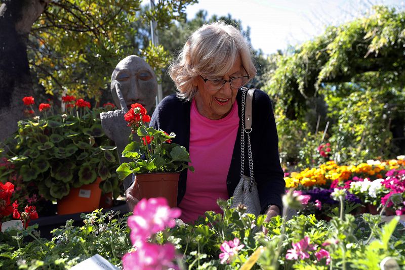 Manuela Carmena acude durante la jornada de reflexión al Centro de Jardinería Bourguignon de Madrid