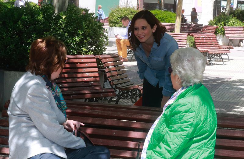 Díaz Ayuso durante la jornada de reflexión previa a las elecciones, en la que pasa el día junto a su pareja Jairo Alonso