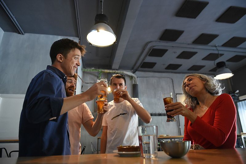 Errejón junto a otros candidatos y candidatas durante la visita a la fábrica de cerveza artesanal Pantanel