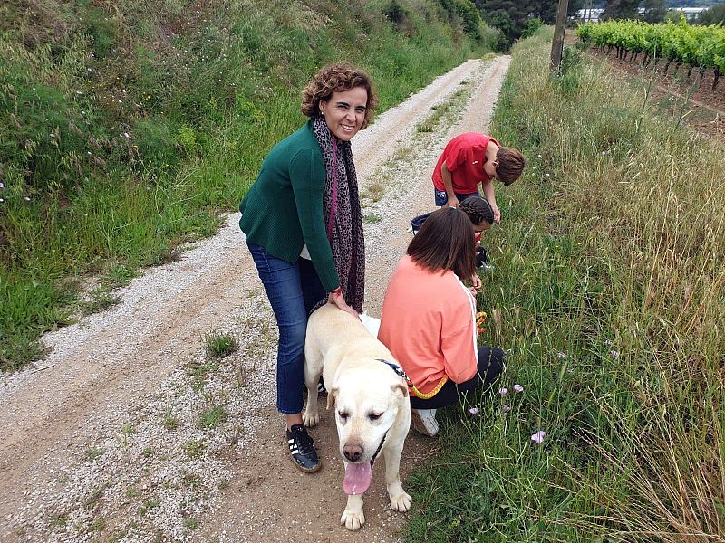 Dolors Montserrat paseando durante la jornada de reflexión en San Sadurní de Noya