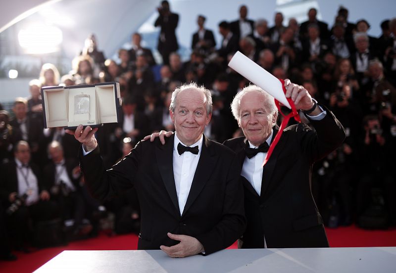 Jean-Pierre Dardenne (derecha) y Luc Dardenne (izquierda) con su premio a la mejor dirección por 'El joven Ahmed'.