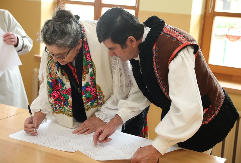 Un hombre vota a las elecciones europeas en Polonia