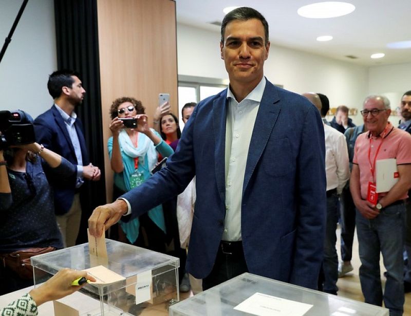 Pedro Sánchez vota en las elecciones del 26M en un colegio de Pozuelo de Alarcón (Madrid)