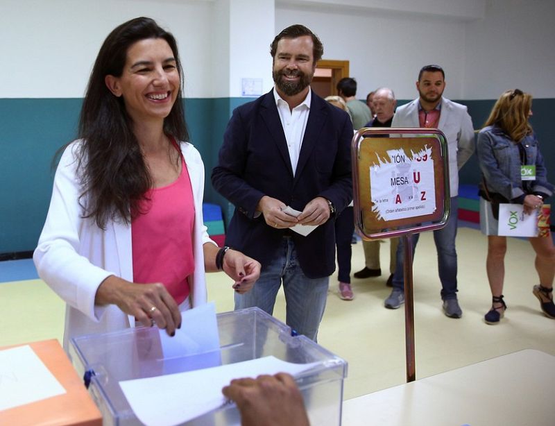 Rocío Monasterio, de Vox, vota en la triple cita electoral del 26M