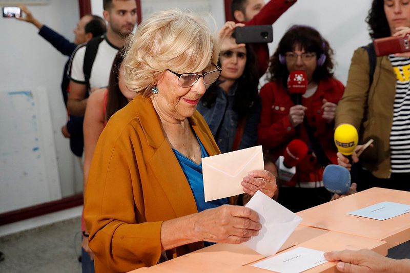 Manuela Carmena vota en las elecciones del 26M