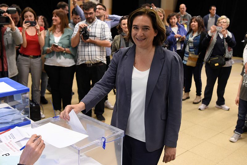 Ada Colau deposita su voto en las elecciones municipales y europeas