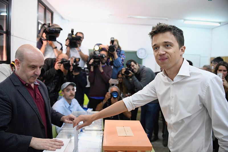 Iñigo Errejón deposita su papeleta para las elecciones municipales, autonómicas y europeas