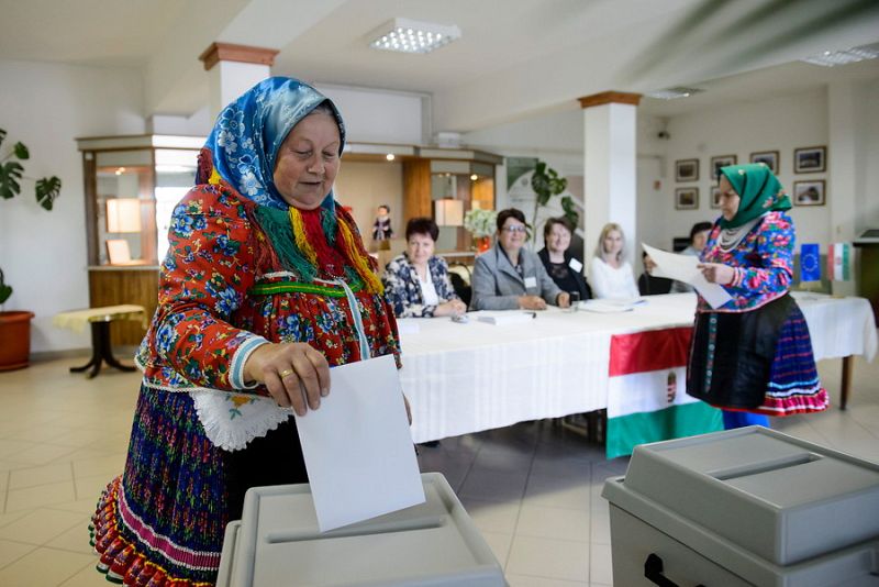 Unas mujeres con traje típico húngaro votan en las elecciones europeas