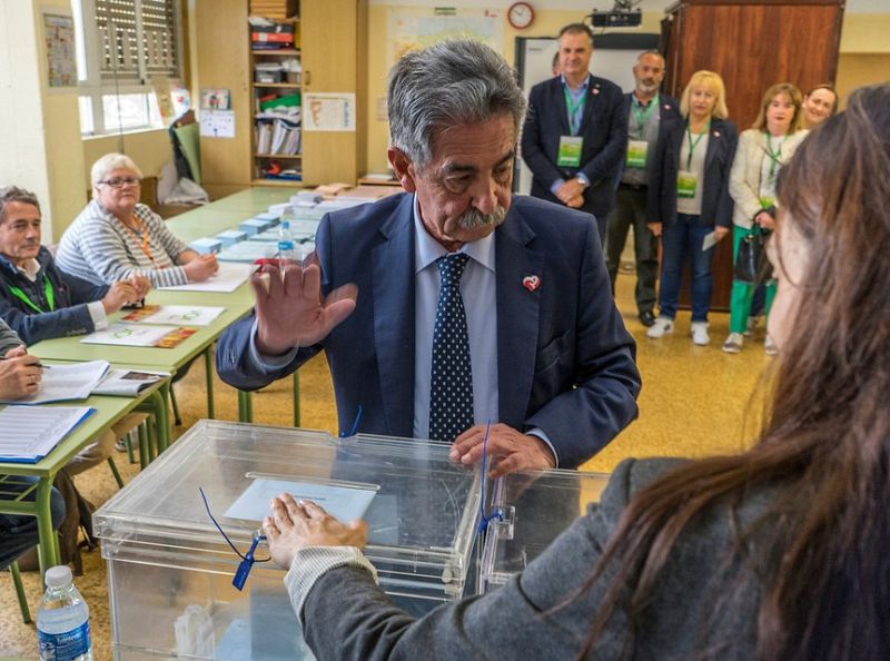 Miguel Ángel Revilla vota en las elecciones municipales, autonómicas y europeas
