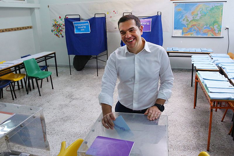 Alexis Tsipras vota en la triple cita electoral del 26M