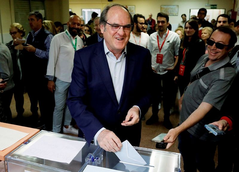 Ángel Gabilondo acude a votar en la jornada electoral del 26M