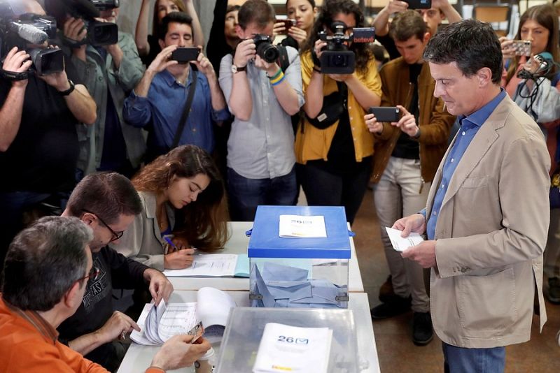 Manuel Valls vota en las elecciones municipales y europeas