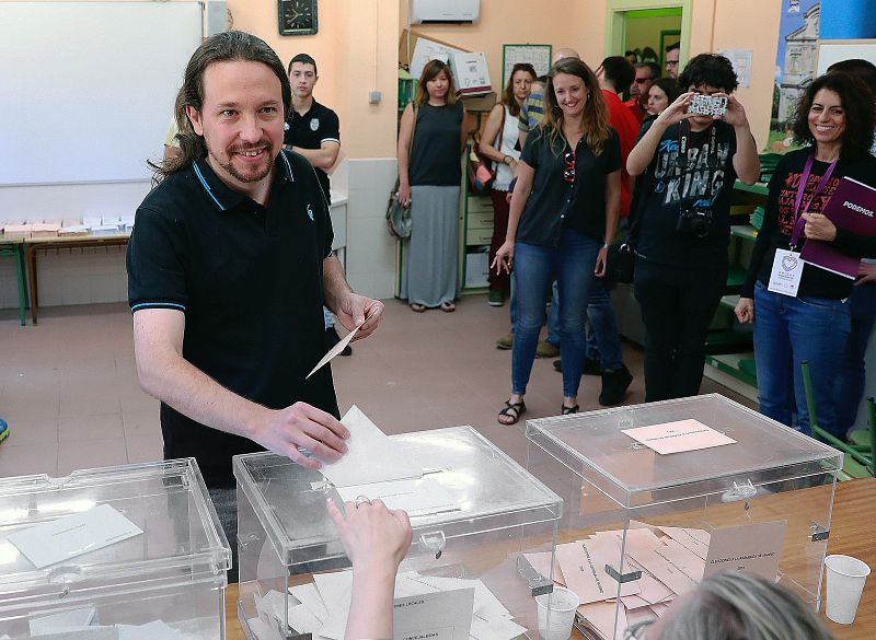 Pablo Iglesias vota en la triple cita electoral del 26M