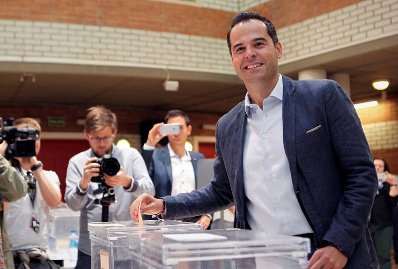 Ignacio Aguado vota en las elecciones europeas, autonómicas y municipales