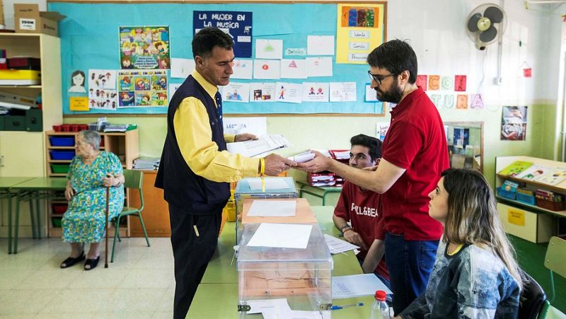 Un cartero entrega el voto por correo para las tres citas electorales