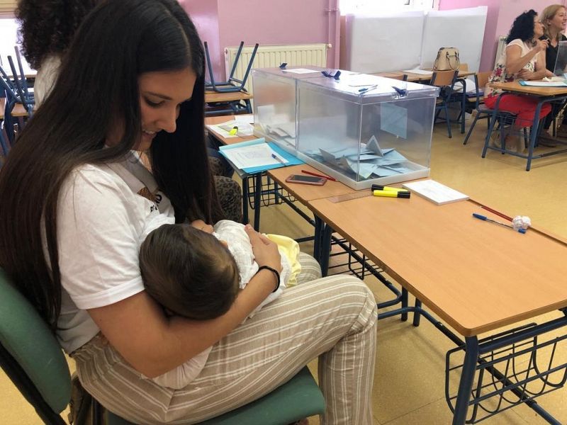 La presidenta de una mesa electoral amamanta a su hijo al no aceptar la Junta Electoral su recurso