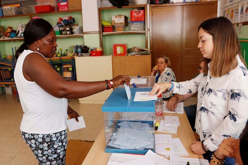 Una mujer de origen africano vota en Roquetas de Mar