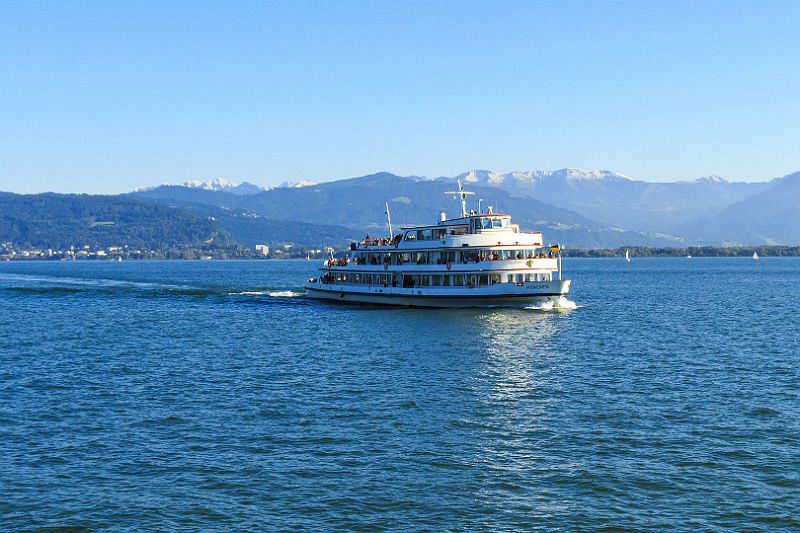 Barco navegando por el lago de Constanza.