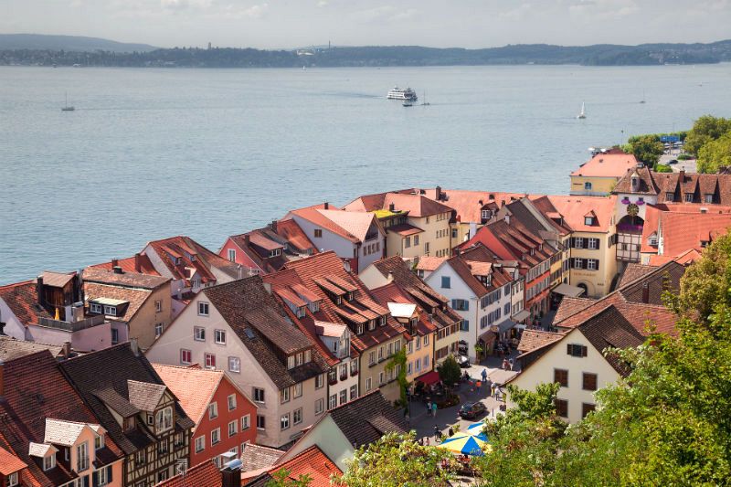 Vista de la ciudad baja desde la ciudad alta de Meersburg.