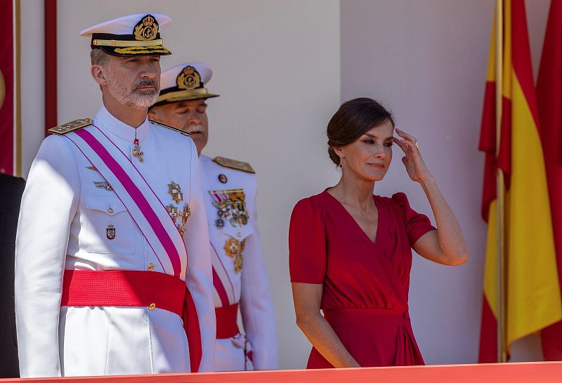 Los reyes presiden en Sevilla el desfile del Día de las Fuerzas Armadas que, por segunda vez se celebra en la capital andaluza