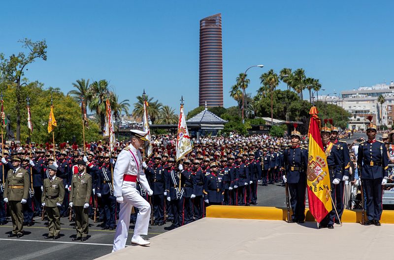 El rey Felipe VI durante el homenaje a los españoles fallecidos en misiones en el exterior, cuyas familias han sido invitadas por primera vez a participar en la fiesta militar