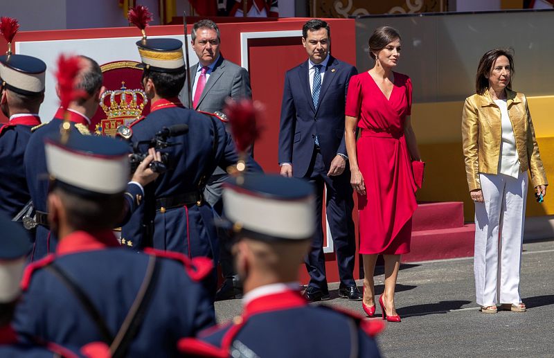 La reina Letizia junto al alcalde de Sevilla, Juan Espadas, el presidente de la Junta de Andalucía, Juan Manuel Moreno, y la ministra de Defensa, Margarita Robles, durante el desfile