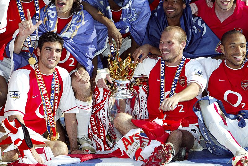 Fotografía de archivo, tomada el 15/5/2004, de José Antonio Reyes celebrando el título de la Liga inglesa con sus compañeros del Arsenal