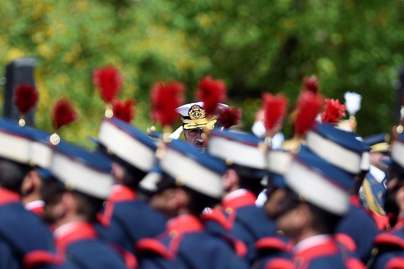 El rey Felipe VI pasa revista a las tropas durante el desfile en Sevilla