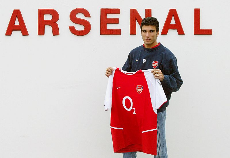 Fotografía de archivo, tomada el 30/1/2004, de José Antonio Reyes durante su presentación oficial como nuevo jugador del Arsenal en Londres