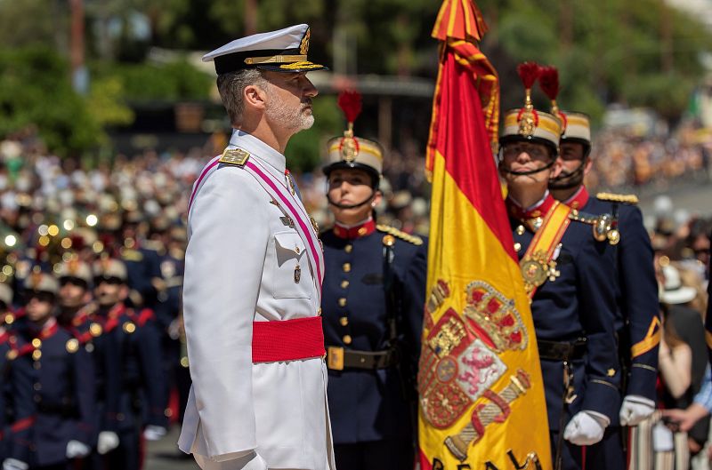 El rey durante el homenaje a los españoles fallecidos en misiones en el exterior, cuyas familias han sido invitadas por primera vez a participar en la fiesta militar