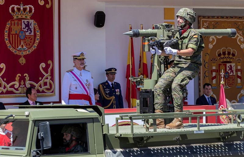 Los reyes Felipe y Letizia presiden el desfile del Día de las Fuerzas Armadas que por segunda vez se celebra en la capital andaluza